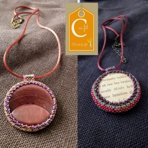 Pendentif rouge foncé