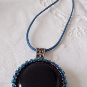 Pendentif bouton noir serti bleu (vendu)