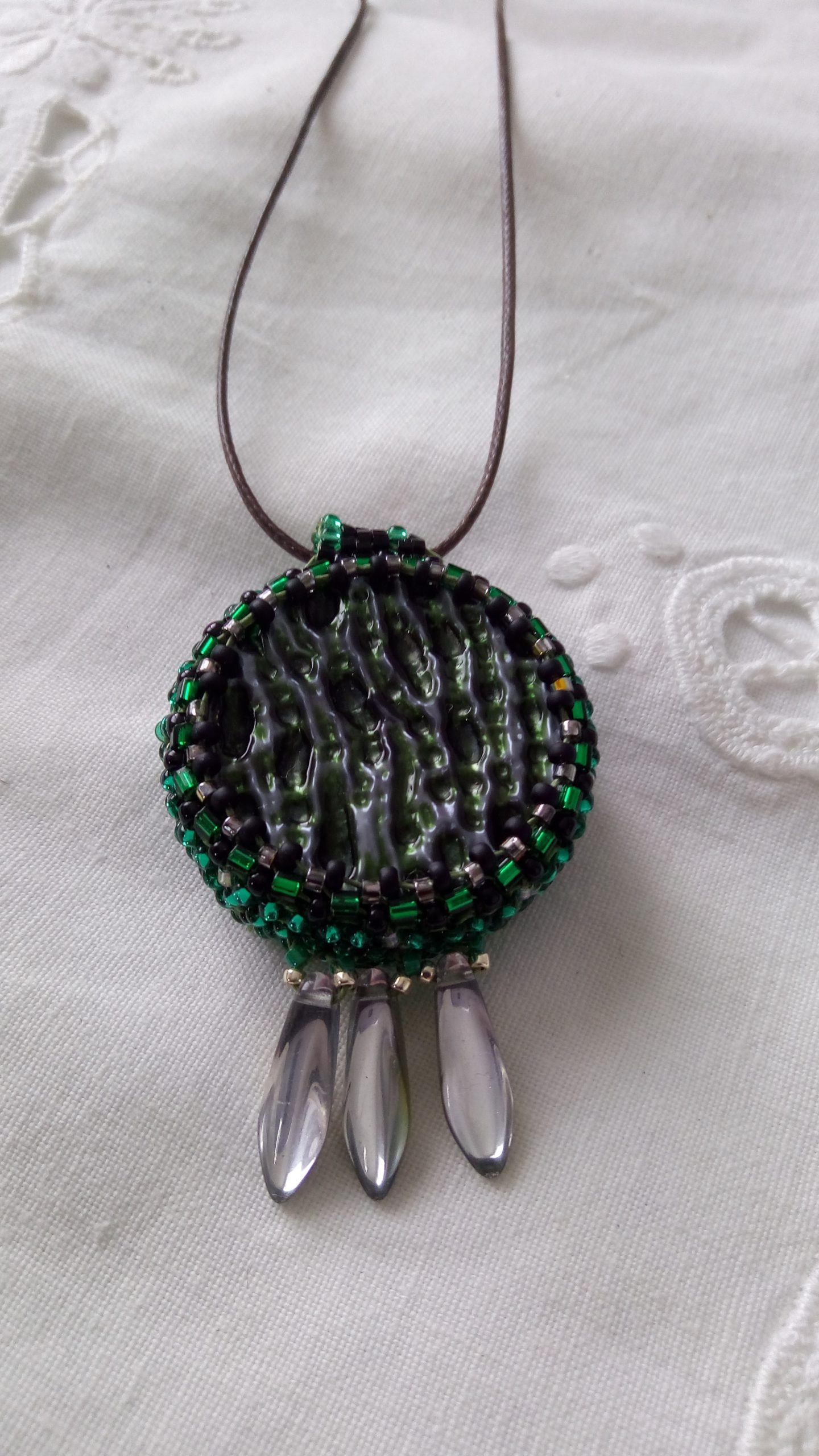 Pendentif vert et gris 3 gouttes