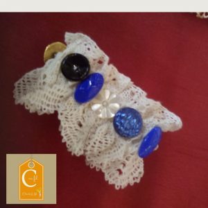 Manchette blanche, boutons bleus blancs