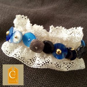 Manchette blanche, boutons bleus