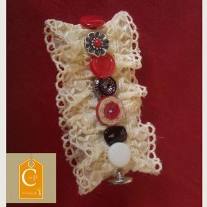 Manchette dentelle écrue, boutons rouges noirs blancs