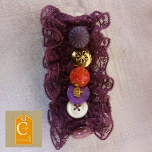 Manchette dentelle groseille boutons mauves, dorés