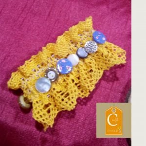 Manchette dentelle jaune boutons bleus et blancs