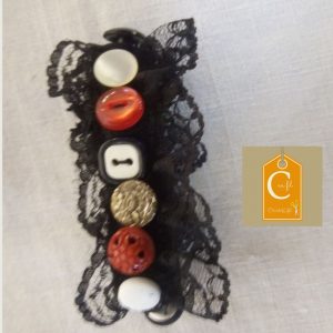 Manchette noire, boutons rouges et blancs