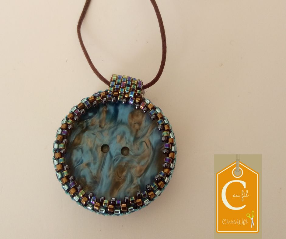 Pendentif bouton bleu irisé (vendu)
