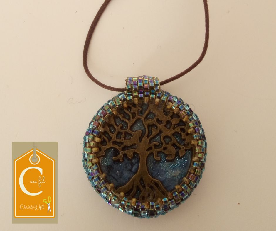 Pendentif bouton bleu irisé (vendu) – Image 2