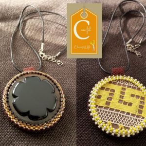 Pendentif marron fleur noire