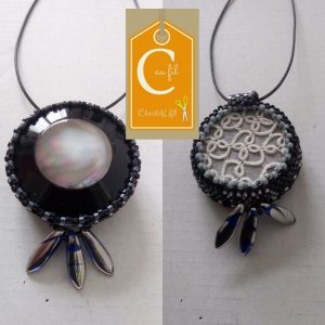 Pendentif bouton noir et centre nacré  (vendu)
