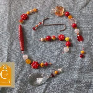 Suspension GM perles oranges, rouges, jaunes et une pomme