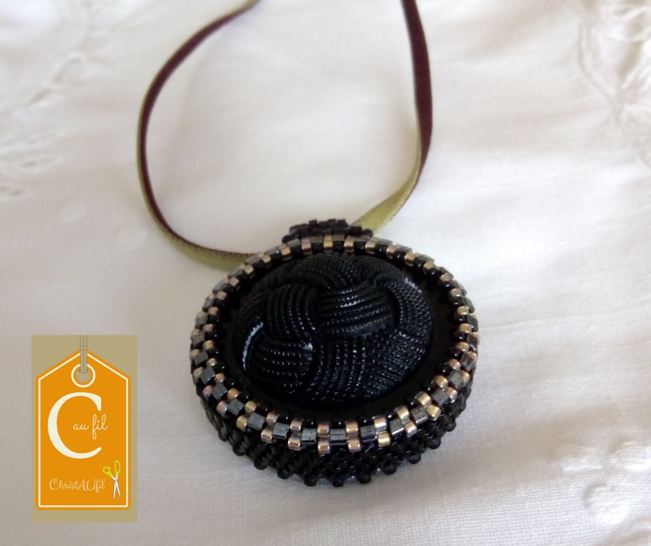 Pendentif bouton noir