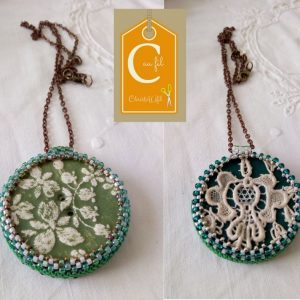 Pendentif bouton vert céramique motif floral blanc