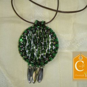 Pendentif bouton vert 3 larmes argentées