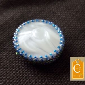 Broche aimantée bouton blanc serti bleu