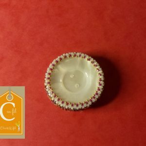 Broche aimantée bouton blanc serti rose