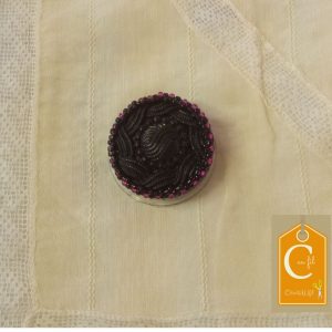 Broche aimantée bouton noir style ancien (vendue)