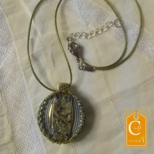 Pendentif bouton gris et minéral
