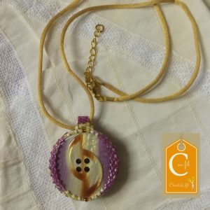 Pendentif bouton mauve et crème
