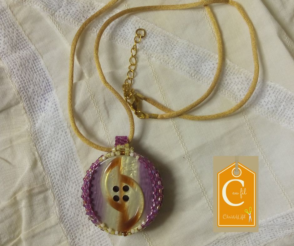 Pendentif bouton mauve et crème