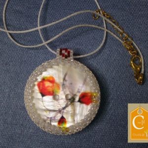 Pendentif bouton nacre fleuri