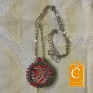 Pendentif bouton rouge et gris