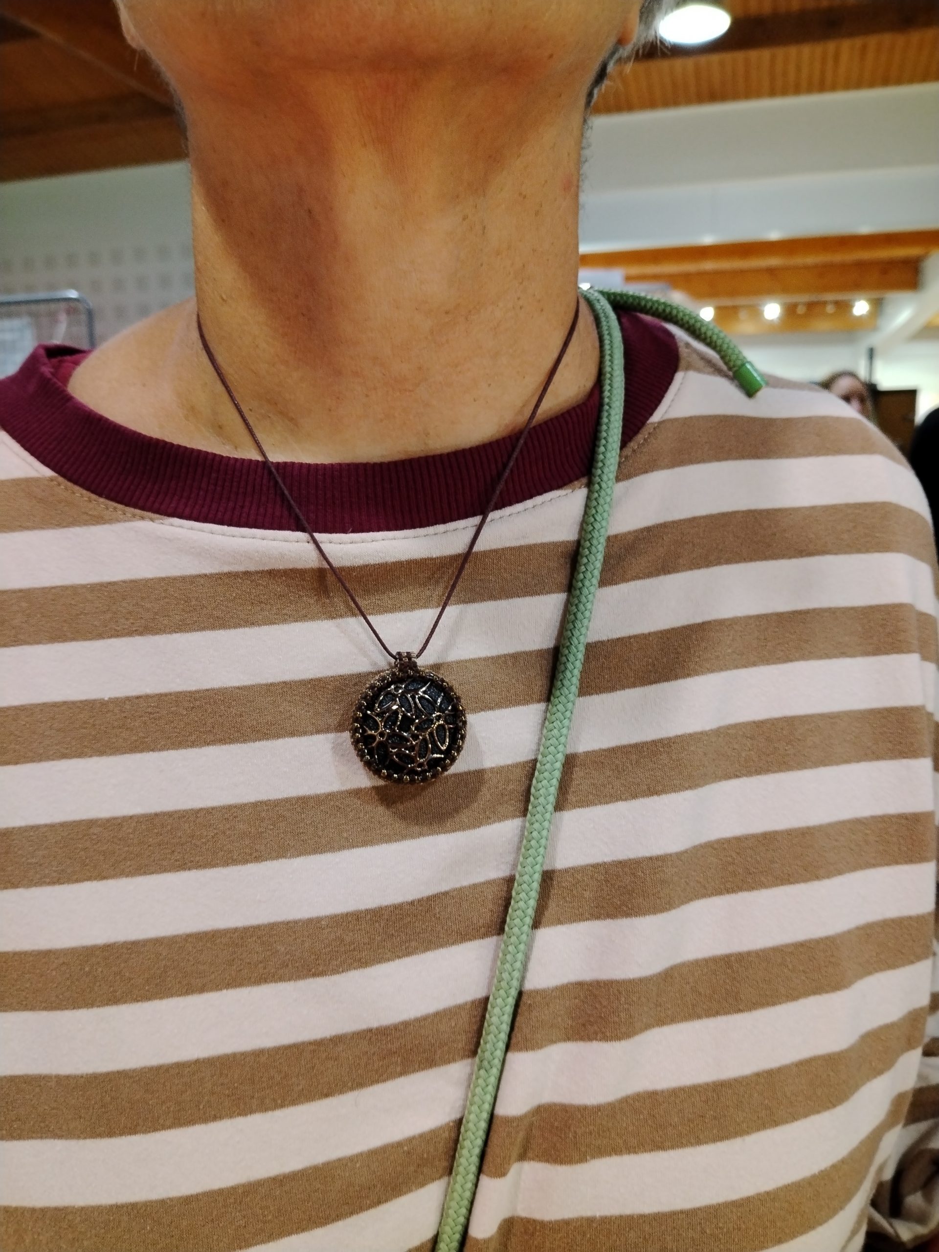 Pendentif bouton marron relief fleurs (vendu) – Image 4