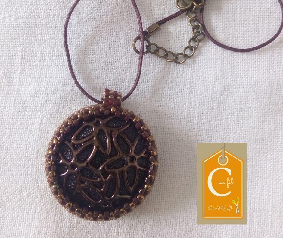 Pendentif bouton marron relief fleurs (vendu) – Image 3