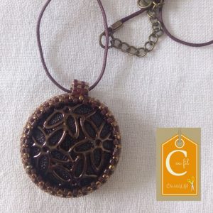 Pendentif bouton marron relief fleurs (vendu)