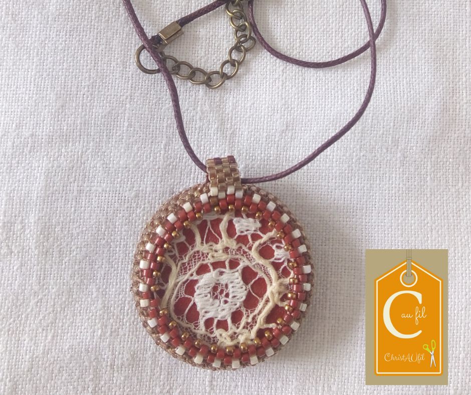 Pendentif bouton marron relief fleurs (vendu) – Image 2