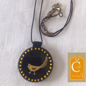 Pendentif bouton noir oiseau jaune