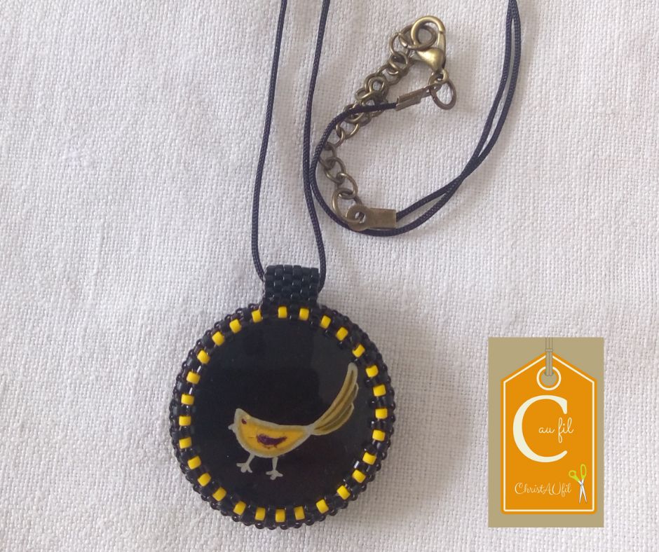 Pendentif bouton noir oiseau jaune