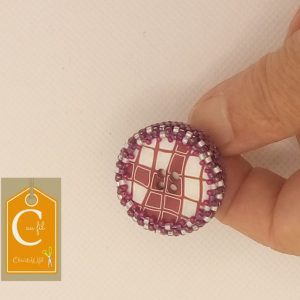 Bague bouton à carreaux mauves et blancs
