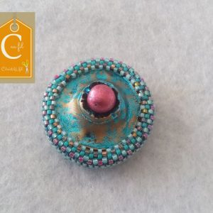 Broche aimantée bouton turquoise avec perle rose