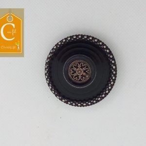 Broche aimantée bouton noir avec une fleur au centre (vendue)