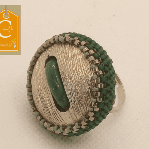Bague bouton métallique avec incrustation verte