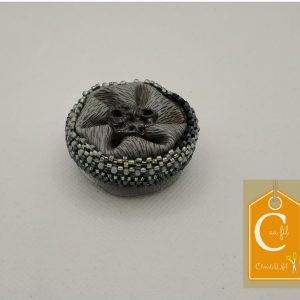 Broche aimantée bouton gris aspect froissé avec fleur