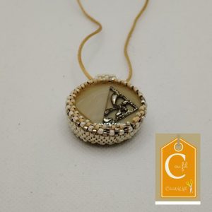 Pendentif bouton beige avec inclusion métallique (vendu)