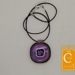 Pendentif bouton carré mauve