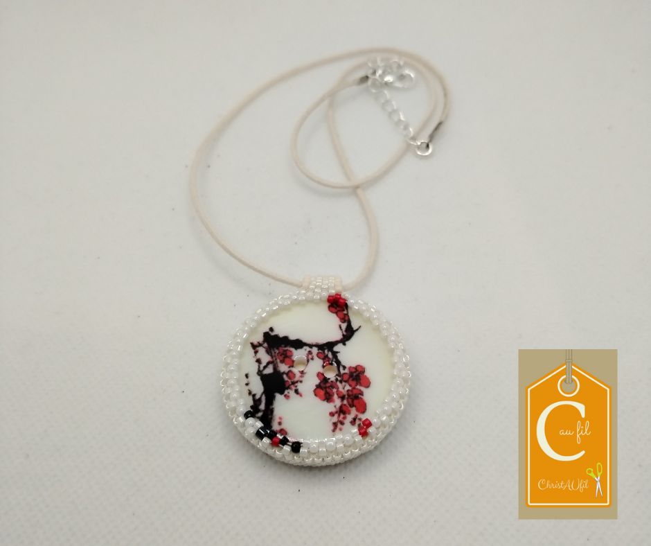Pendentif bouton nacre blanche motif branche rouge et noire (vendu)
