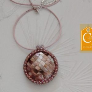 Pendentif bouton nacre rose en damier
