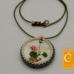 Pendentif bouton nacre blanche avec motif fleuri vert rose et bronze