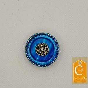 Broche aimantée bouton bleu et arabesques au centre