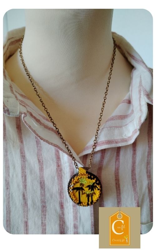 Oasis dorée sous les palmiers