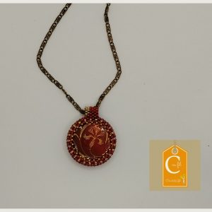 Pendentif bouton ancien rouge foncé motif fleur de lys