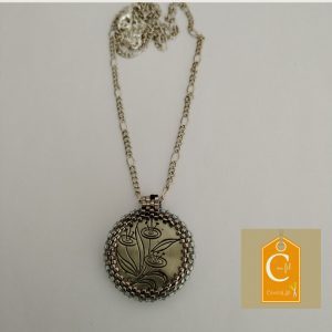 Pendentif bouton métallique argenté avec bouquet de fleurs