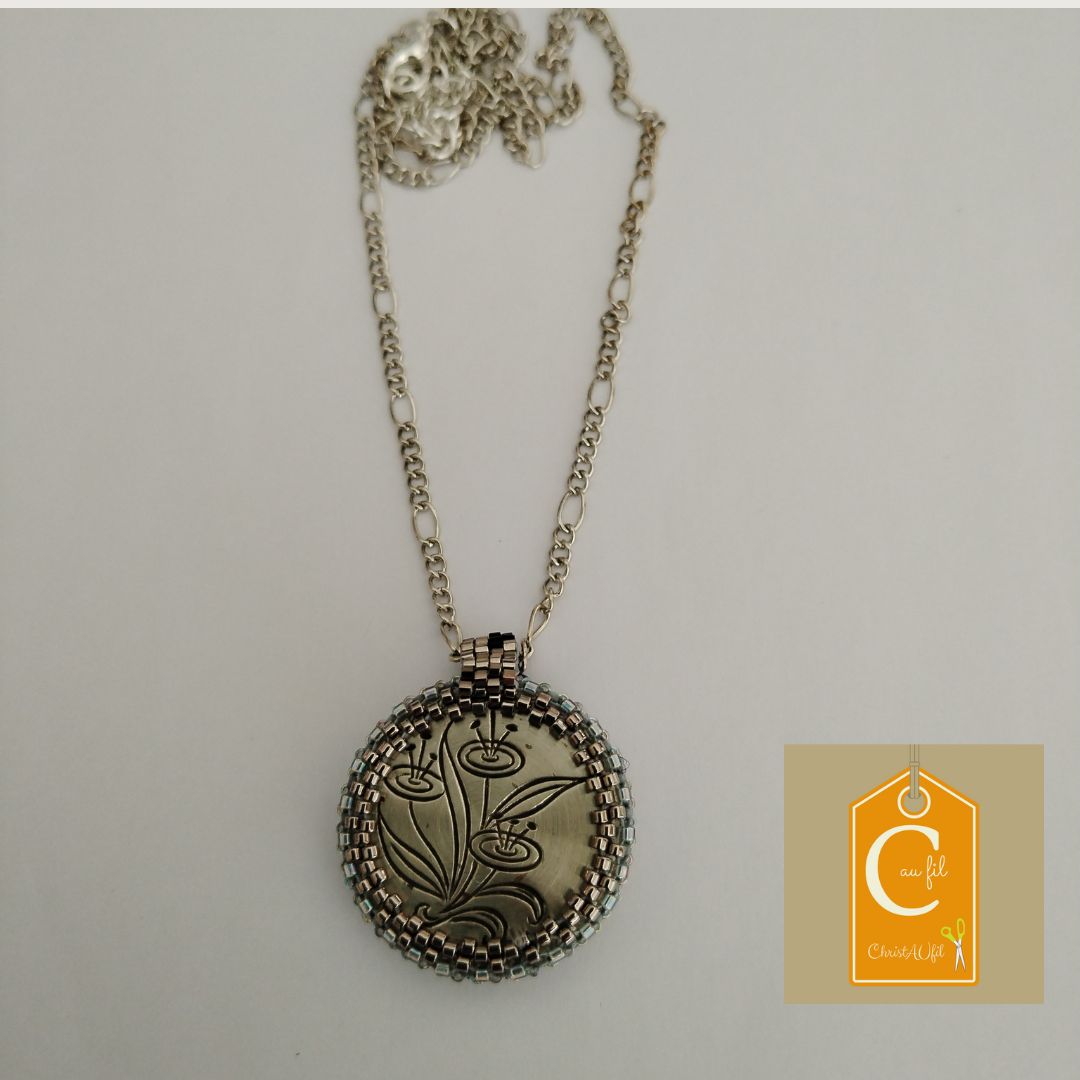 Pendentif bouton métallique argenté avec bouquet de fleurs