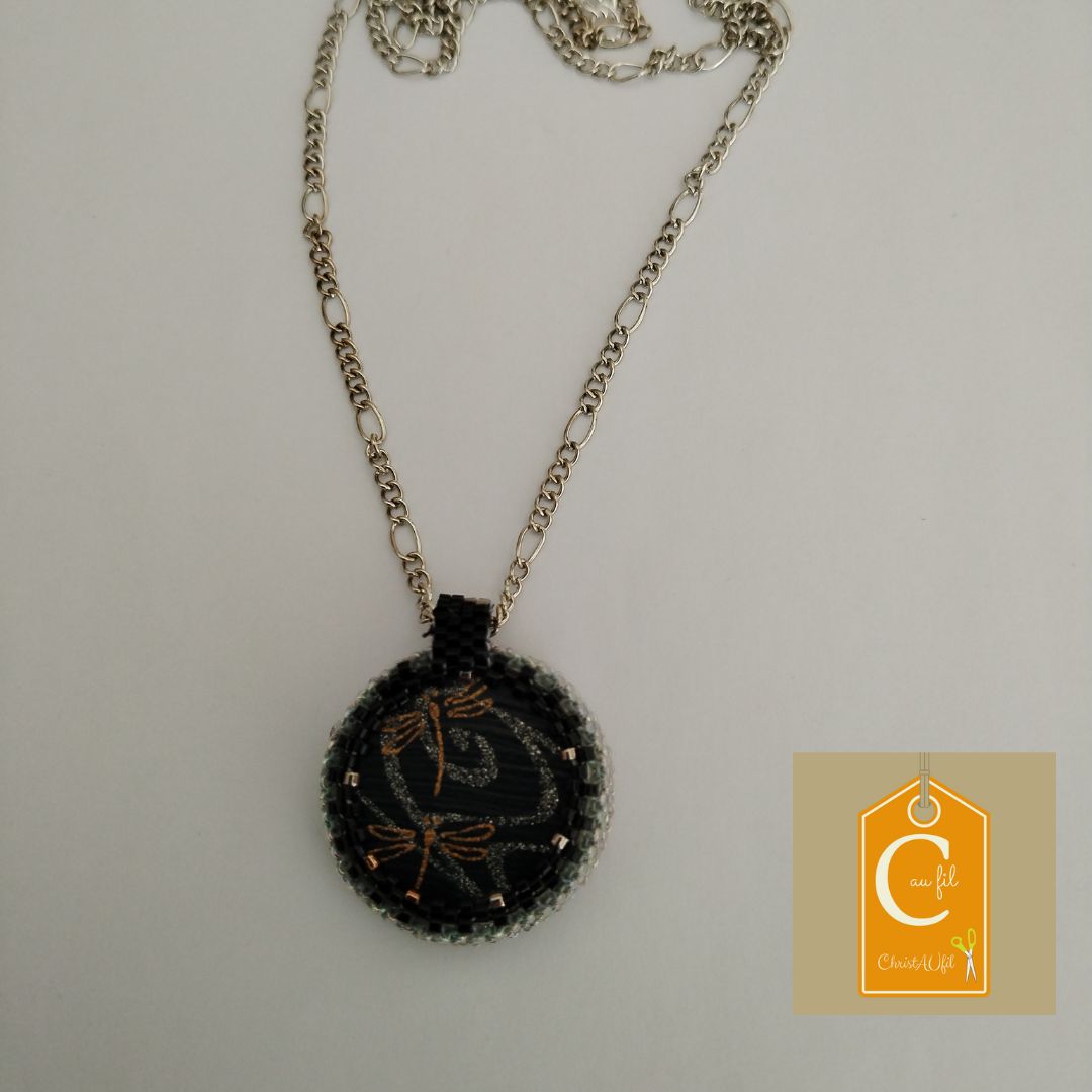 Pendentif bouton métallique argenté avec bouquet de fleurs – Image 2