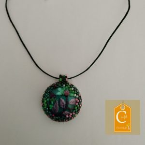 Pendentif bouton fleuri vert et rose