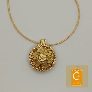 Pendentif bouton rosé avec fleurs dorées (vendu)