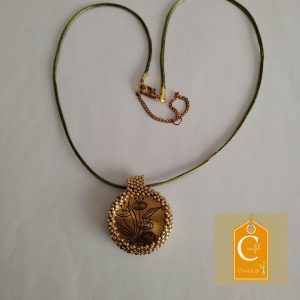 Pendentif bouton métallique avec bouquet de fleurs